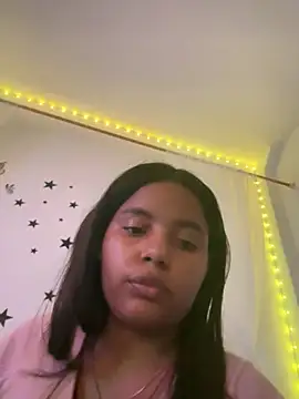 Snapshot of Aleja_DANS chatting on 10/05/25, 06:28 Aleja DANS online show from 10/05/25, 06:28