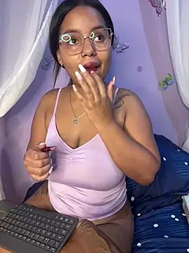 Snapshot of Aleja_DANS chatting on 04/23/26, 01:24 Aleja DANS online show from 04/23/26, 01:24