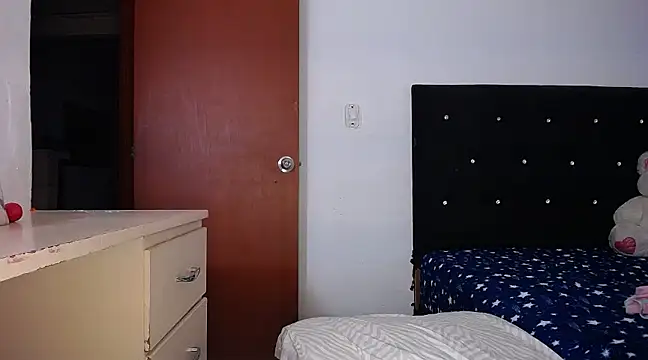 yselahot online show from 12/17/24, 11:49