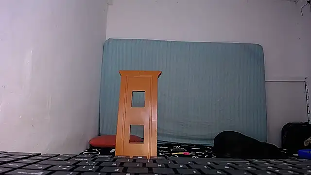 yselahot online show from 10/28/25, 06:10