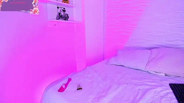 Snapshot of CamileHolmes chatting on 10/18/25, 06:16 CamileHolmes online show from 10/18/25, 06:16