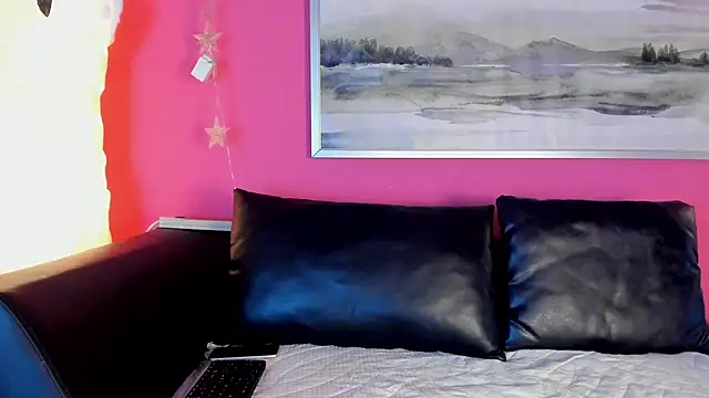 Snapshot of Tiffanysurez_ chatting on 11/05/25, 08:20 Tiffanysurez online show from 11/05/25, 08:20