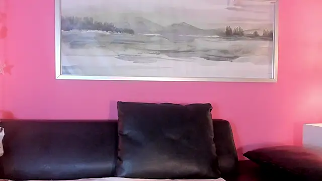 Snapshot of Tiffanysurez_ chatting on 11/19/25, 08:20 Tiffanysurez online show from 11/19/25, 08:20