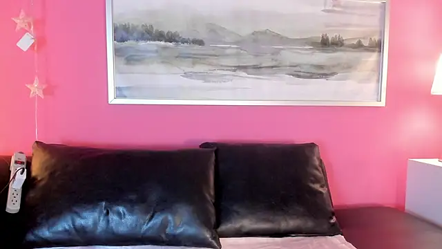 Snapshot of Tiffanysurez_ chatting on 11/21/25, 09:02 Tiffanysurez online show from 11/21/25, 09:02