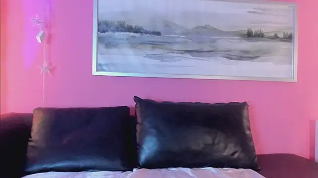 Snapshot of Tiffanysurez_ chatting on 11/28/25, 08:33 Tiffanysurez online show from 11/28/25, 08:33