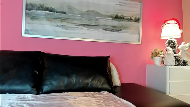 Snapshot of Tiffanysurez_ chatting on 12/17/25, 06:25 Tiffanysurez online show from 12/17/25, 06:25