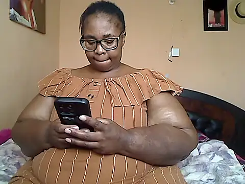 Snapshot of ZOQULUx chatting on 01/08/26, 08:27 ZOQULUx online show from 01/08/26, 08:27
