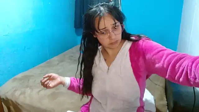 Snapshot of clarisse69 chatting on 12/18/24, 03:47 clarisse69 online show from 12/18/24, 03:47