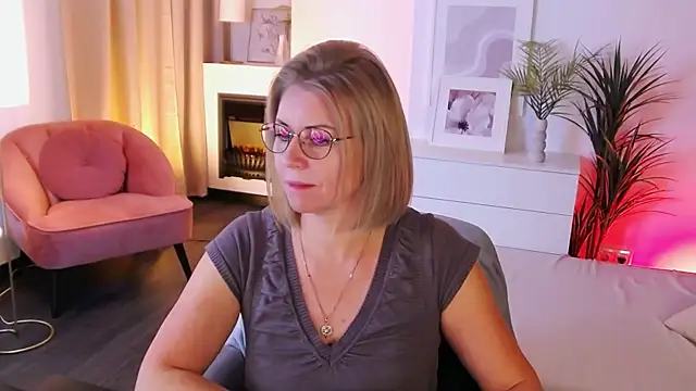 Annie Light online show from 10/05/25, 05:39