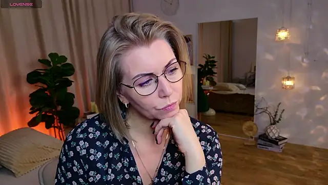 Annie Light online show from 05/07/26, 06:41