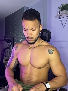 Snapshot of ARON_TAYLER01 chatting on 10/02/25, 10:22 ARON TAYLER01 online show from 10/02/25, 10:22