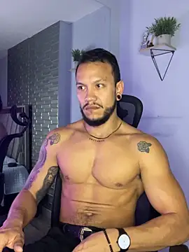 Snapshot of ARON_TAYLER01 chatting on 10/29/25, 10:39 ARON TAYLER01 online show from 10/29/25, 10:39