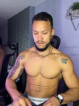 Snapshot of ARON_TAYLER01 chatting on 11/05/25, 10:26 ARON TAYLER01 online show from 11/05/25, 10:26