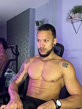 Snapshot of ARON_TAYLER01 chatting on 11/07/25, 10:26 ARON TAYLER01 online show from 11/07/25, 10:26