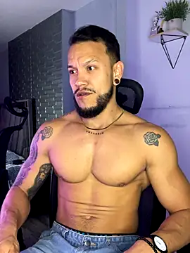 Snapshot of ARON_TAYLER01 chatting on 11/08/25, 10:26 ARON TAYLER01 online show from 11/08/25, 10:26