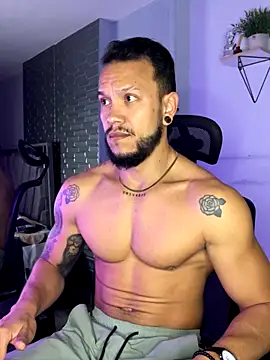 Snapshot of ARON_TAYLER01 chatting on 11/11/25, 10:26 ARON TAYLER01 online show from 11/11/25, 10:26