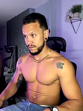 Snapshot of ARON_TAYLER01 chatting on 11/18/25, 10:31 ARON TAYLER01 online show from 11/18/25, 10:31