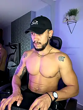 Snapshot of ARON_TAYLER01 chatting on 11/28/25, 10:29 ARON TAYLER01 online show from 11/28/25, 10:29