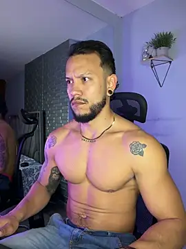 Snapshot of ARON_TAYLER01 chatting on 12/04/25, 10:24 ARON TAYLER01 online show from 12/04/25, 10:24