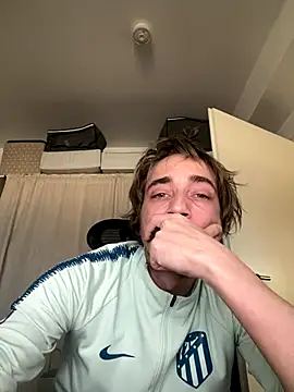 Snapshot of SweetBoy32 chatting on 12/15/25, 08:51 SweetBoy32 online show from 12/15/25, 08:51