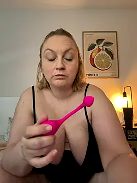 Snapshot of BBW_Nora chatting on 12/02/25, 09:03 BBW Nora online show from 12/02/25, 09:03