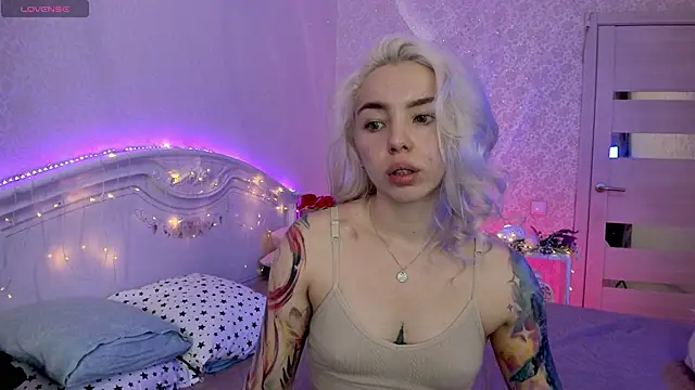 Snapshot of LillyMoure_ chatting on 09/23/25, 11:30 LillyMoure online show from 09/23/25, 11:30