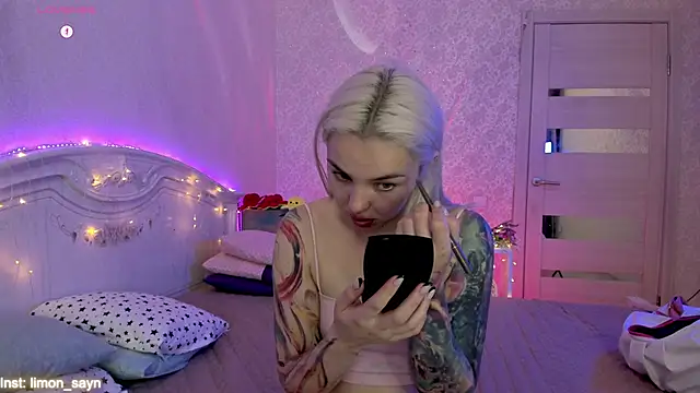 Snapshot of LillyMoure_ chatting on 10/05/25, 11:35 LillyMoure online show from 10/05/25, 11:35