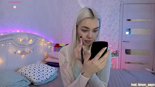 Snapshot of LillyMoure_ chatting on 10/11/25, 11:36 LillyMoure online show from 10/11/25, 11:36