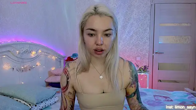 Snapshot of LillyMoure_ chatting on 11/01/25, 11:07 LillyMoure online show from 11/01/25, 11:07