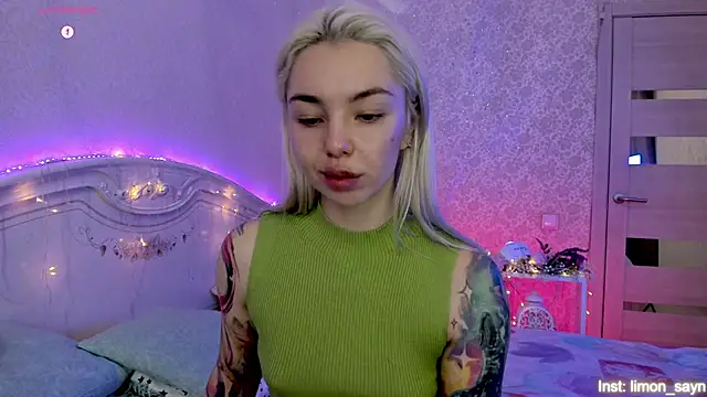 Snapshot of LillyMoure_ chatting on 11/02/25, 11:18 LillyMoure online show from 11/02/25, 11:18