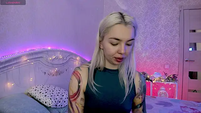 Snapshot of LillyMoure_ chatting on 11/08/25, 02:23 LillyMoure online show from 11/08/25, 02:23