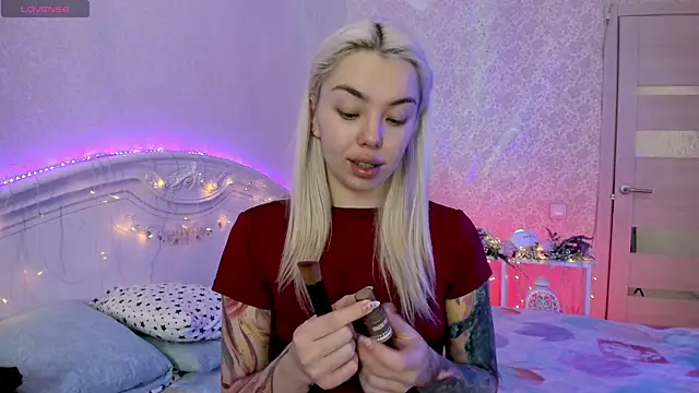 Snapshot of LillyMoure_ chatting on 11/08/25, 11:25 LillyMoure online show from 11/08/25, 11:25