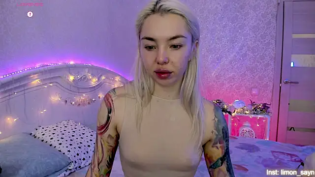 Snapshot of LillyMoure_ chatting on 11/11/25, 11:27 LillyMoure online show from 11/11/25, 11:27