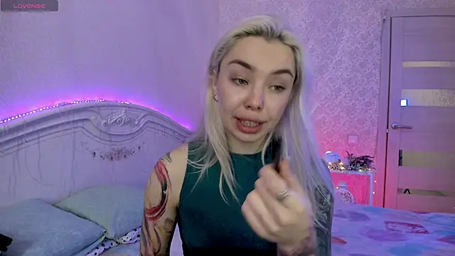 Snapshot of LillyMoure_ chatting on 11/13/25, 12:20 LillyMoure online show from 11/13/25, 12:20