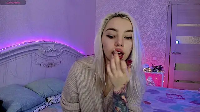 Snapshot of LillyMoure_ chatting on 11/15/25, 11:21 LillyMoure online show from 11/15/25, 11:21