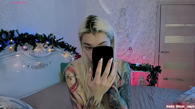 Snapshot of LillyMoure_ chatting on 12/15/25, 12:48 LillyMoure online show from 12/15/25, 12:48