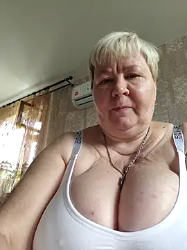 Snapshot of EffectFiona chatting on 09/15/25, 02:33 EffectFiona online show from 09/15/25, 02:33