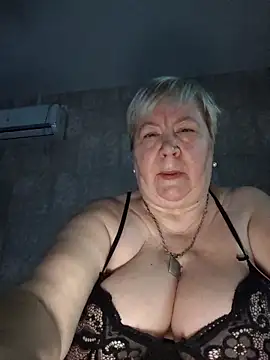 Snapshot of EffectFiona chatting on 10/09/25, 12:58 EffectFiona online show from 10/09/25, 12:58