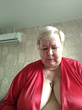 Snapshot of EffectFiona chatting on 10/14/25, 02:45 EffectFiona online show from 10/14/25, 02:45