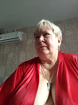 Snapshot of EffectFiona chatting on 10/28/25, 05:11 EffectFiona online show from 10/28/25, 05:11