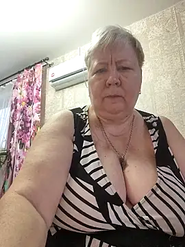 Snapshot of EffectFiona chatting on 11/06/25, 02:56 EffectFiona online show from 11/06/25, 02:56