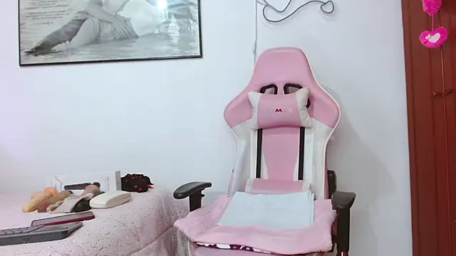 Snapshot of Amelie_Rousell chatting on 10/06/25, 02:25 Amelie Rousell online show from 10/06/25, 02:25