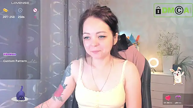 Snapshot of AnnyHoney_ chatting on 09/25/25, 12:42 AnnyHoney  online show from 09/25/25, 12:42