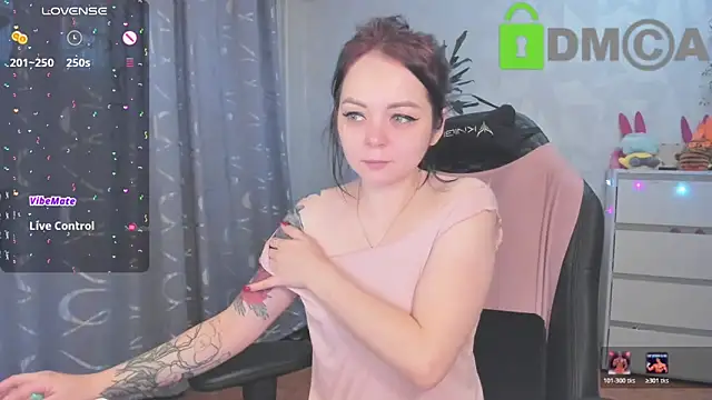 Snapshot of AnnyHoney_ chatting on 12/14/25, 11:26 AnnyHoney online show from 12/14/25, 11:26