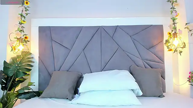 KiarhaTrixie online show from 12/18/25, 03:23