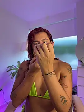 Snapshot of ari_artis chatting on 09/15/25, 08:31 ari artis online show from 09/15/25, 08:31