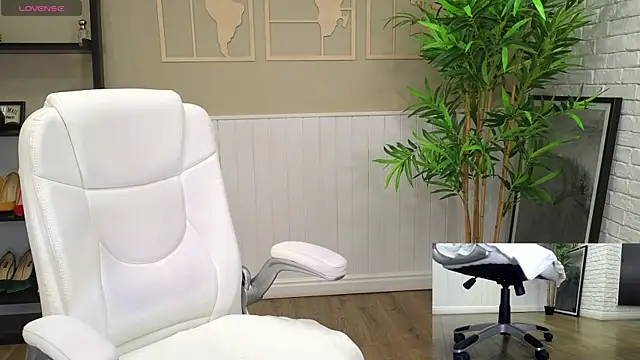 Snapshot of SelineSole chatting on 02/19/25, 07:05 SelineSole online show from 02/19/25, 07:05