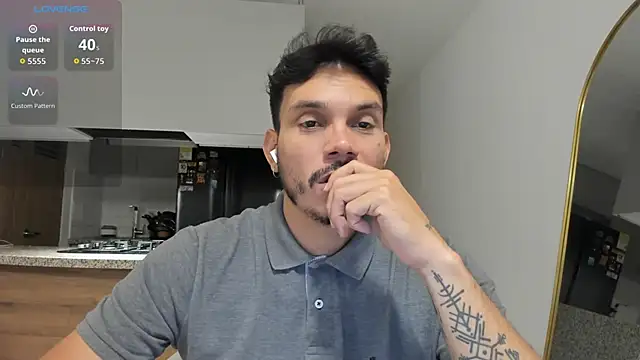 Snapshot of alejandro_stark chatting on 10/11/25, 04:33 alejandro stark online show from 10/11/25, 04:33