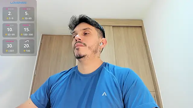 Snapshot of alejandro_stark chatting on 10/27/25, 01:42 alejandro stark online show from 10/27/25, 01:42