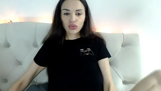 Snapshot of Mika_Gold chatting on 12/14/25, 07:40 Mika Gold online show from 12/14/25, 07:40